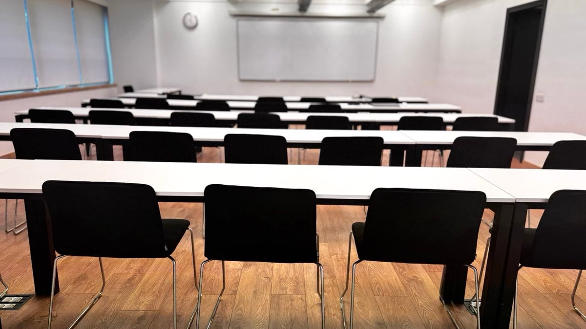 Mindset Institute eğitim salonu: sıra sıra masalar ve önde beyaz tahta
